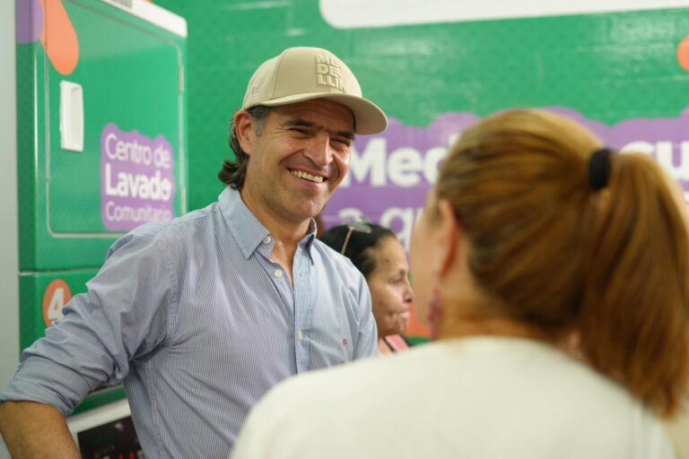 “Lo que queremos es que ustedes vivan mejor”: alcalde Federico Gutiérrez en la puesta en servicio del primer Centro de Lavado Comunitario de Medellín