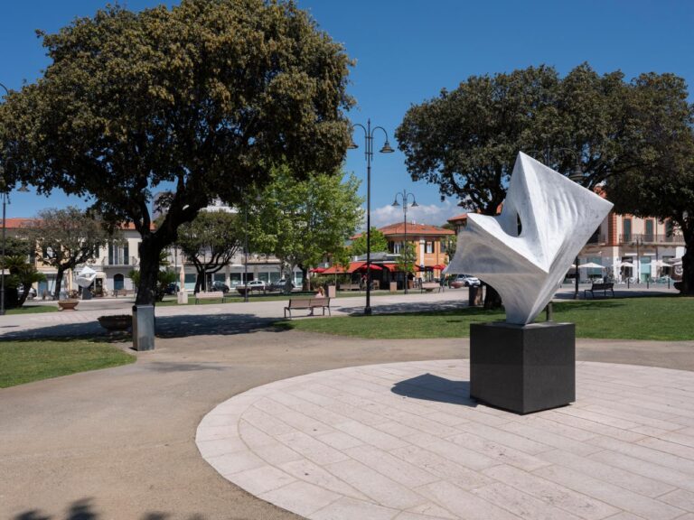 El escultor antioqueño Gustavo Vélez está celebrando 30 años de carrera artística en Pietrasanta, Italia, uno de los grandes epicentros mundiales de la escultura, con una exposición monumental de más de 40 obras.