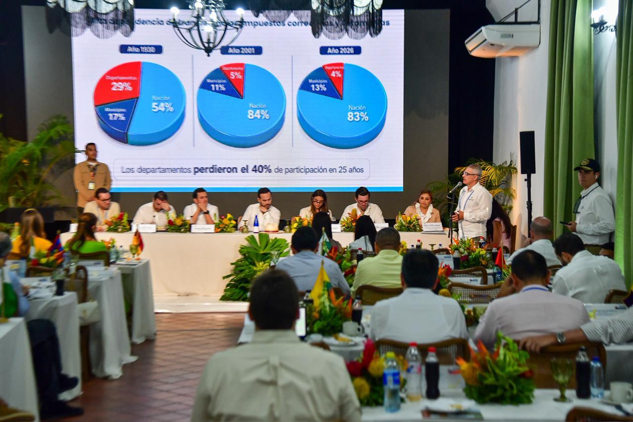 Gobernador Andrés Julián puso en el centro de la Cumbre de Gobernadores la propuesta de autonomía fiscal de los departamentos