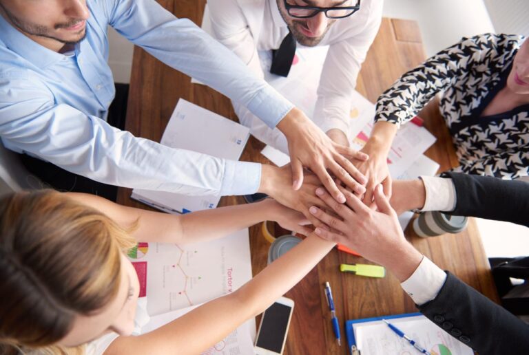 Hoy el mayor reto de las empresas es cómo dirigir equipos cuando no se tienen todas las respuestas y se enfrentan a constantes cambios tecnológicos. Pensando en darles a los líderes herramientas reales para gestionar la incertidumbre y mantener el compromiso de la gente, nuestro experto Javier Camacho dará una masterclass online y gratuita este 9 de septiembre.