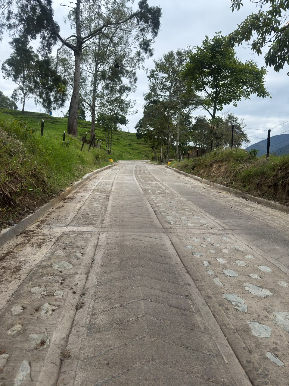 Gobernador Andrés Julián entregó en Heliconia obras para laeducación, la seguridad y la infraestructura