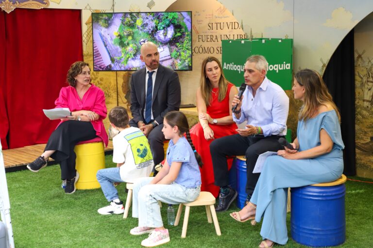 Gobernación de Antioquia lanza las iniciativas “Arrullamos con las palabras” y “Un momento para leer juntos” en la Fiesta del Libro y la Cultura de Medellín.