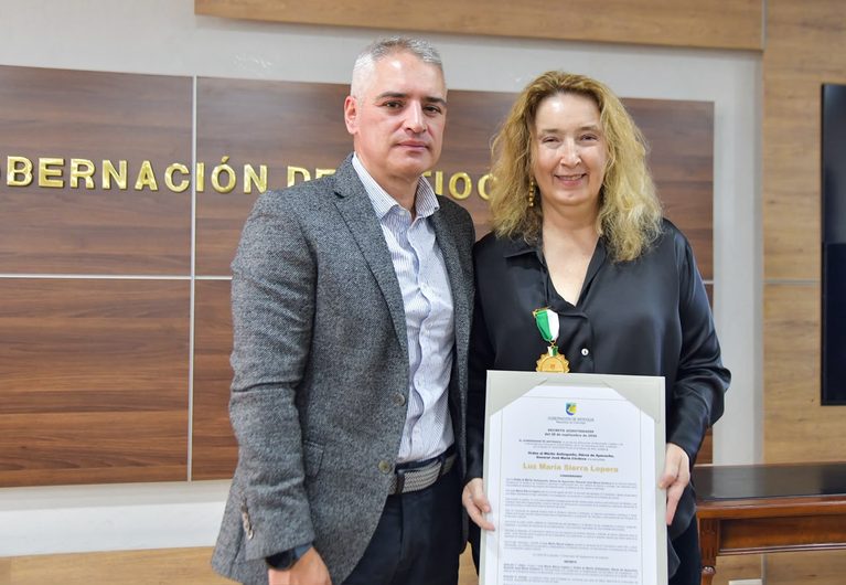 Gobernador Andrés Julián condecoró a la periodista Luz María Sierra con la Orden al Mérito General José María Córdova