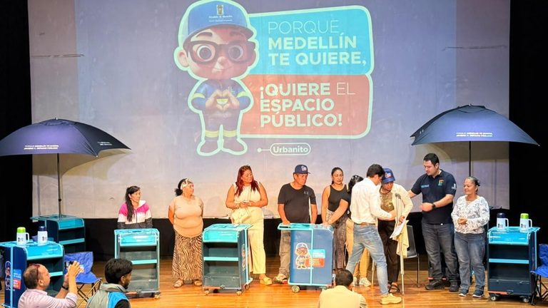 El Parque Berrío de Medellín cambia de rostro con una apuesta social que beneficia a 108 vendedores de tinto