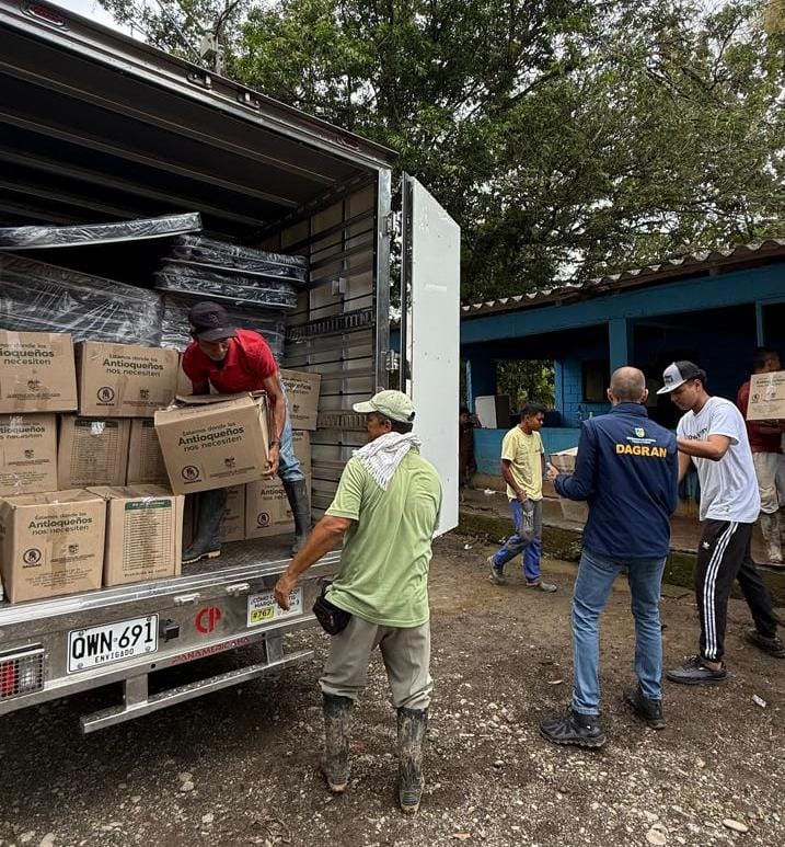 Gobernación de Antioquia entrega ayuda humanitaria a familias afectadas por las lluvias en Urabá.