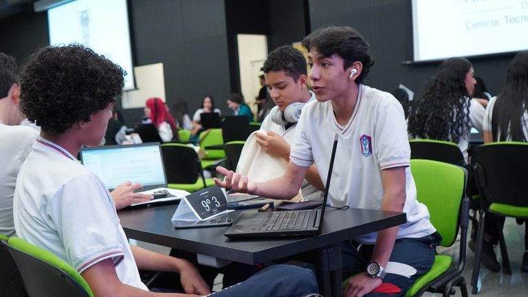 El programa EstudIA formó a 2.166 jóvenes de cuatro colegios públicos de Medellín en habilidades digitales