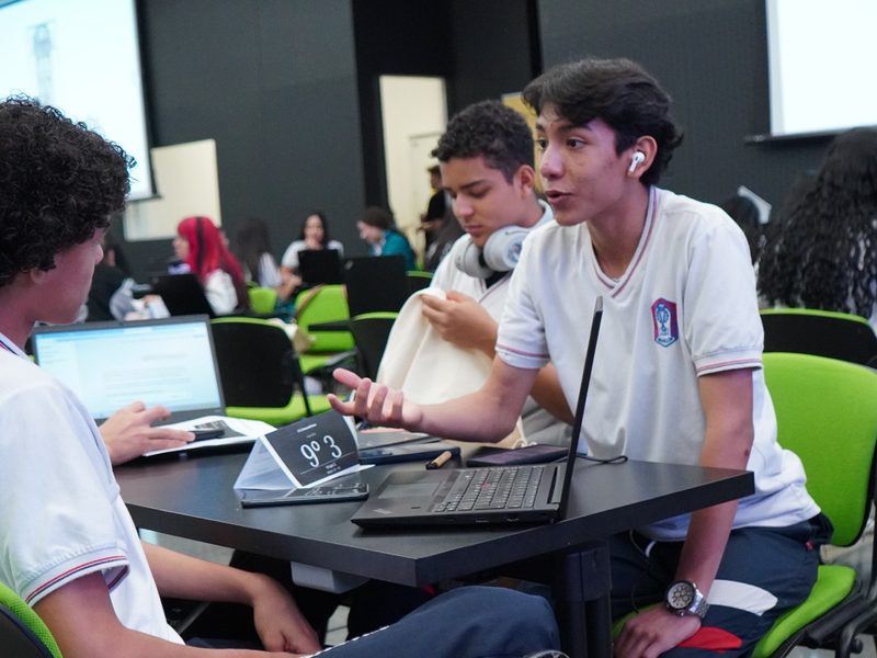 El programa EstudIA formó a 2.166 jóvenes de cuatro colegios públicos de Medellín en habilidades digitales