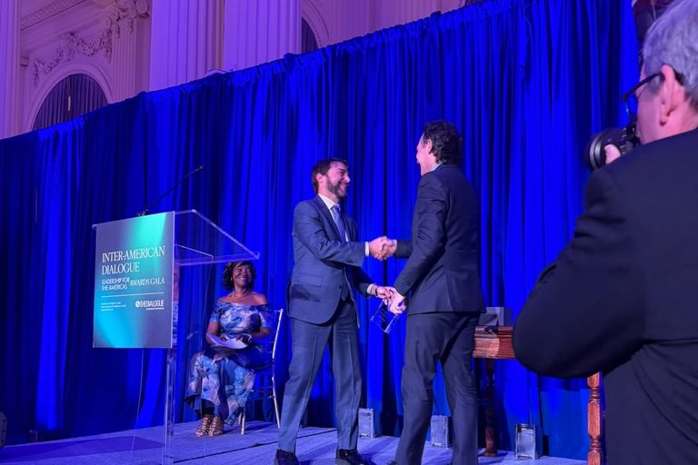 El alcalde Federico Gutiérrez recibió en Washington un premio que reconoce el poder del programa Parceros: “Les estamos quitando jóvenes a los criminales”