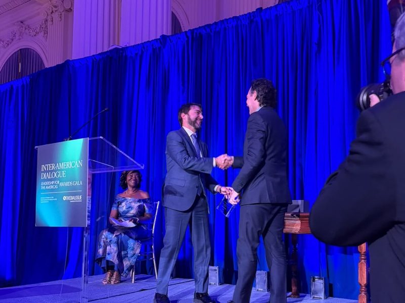El alcalde Federico Gutiérrez recibió en Washington un premio que reconoce el poder del programa Parceros: “Les estamos quitando jóvenes a los criminales”