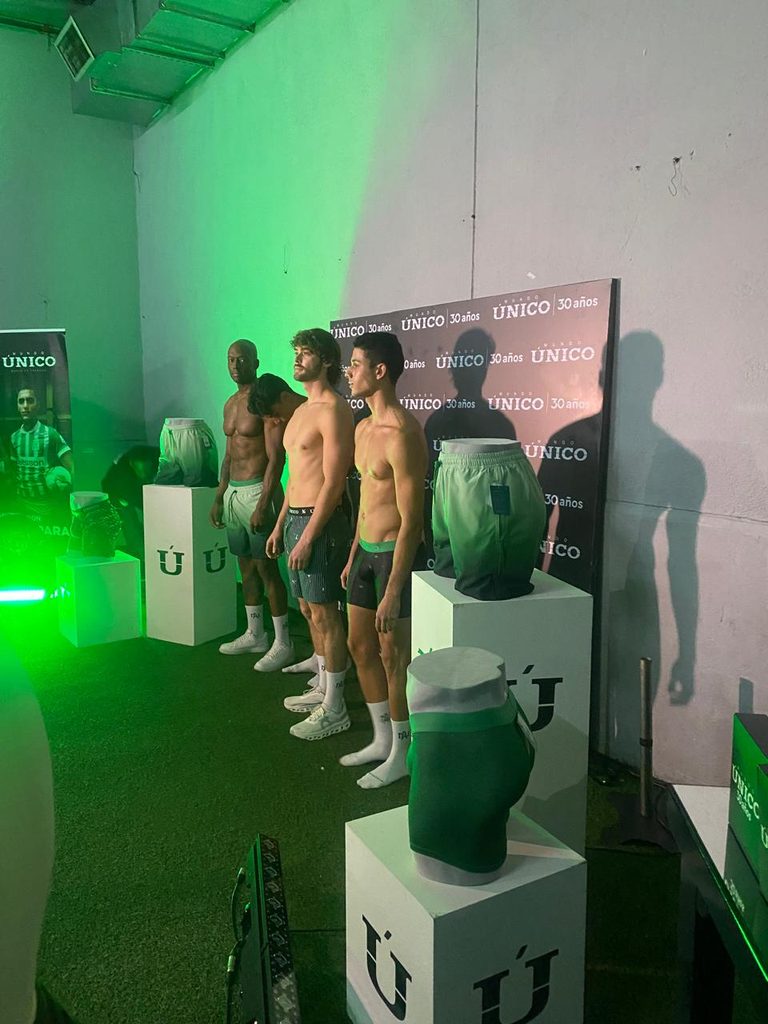 Mundo Único Celebración 30 años en el mercado de la ropa interior Masculina.