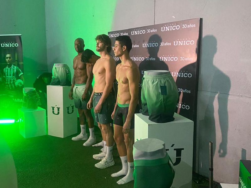 Mundo Único Celebración 30 años en el mercado de la ropa interior Masculina.